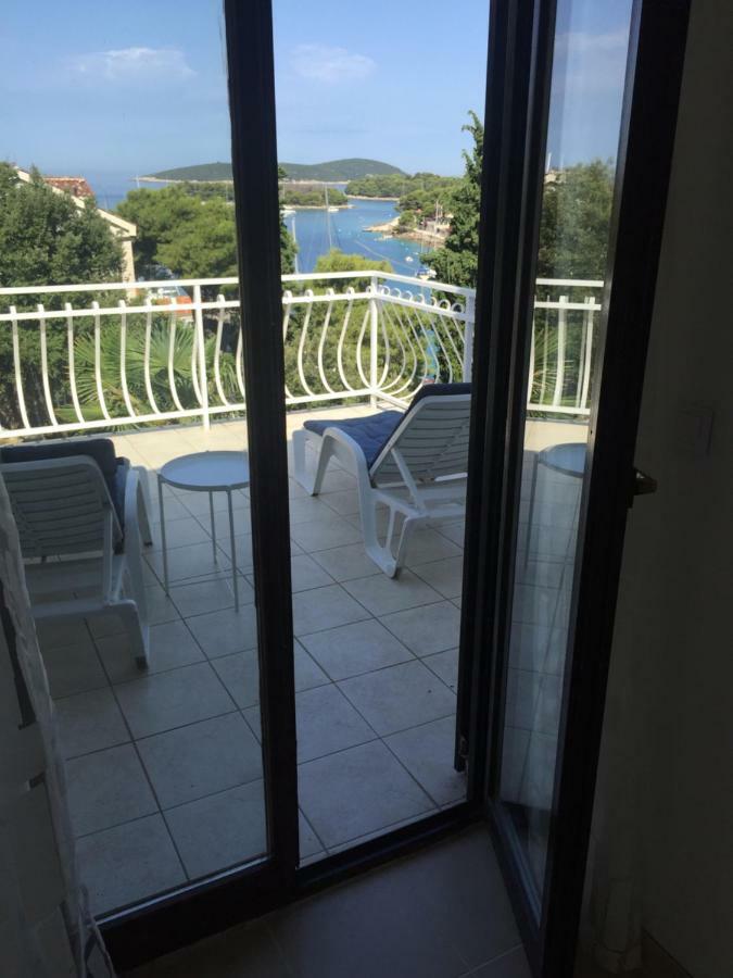 Apartment In Maslinica 70M From The Sea Exterior foto
